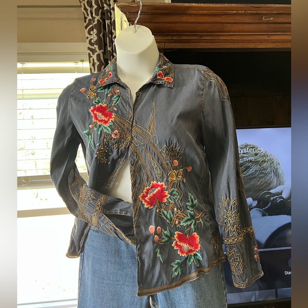 Johnny Was Embroidered Floral Blue 100% Silk Top Tagged L Shown on M Mannequin